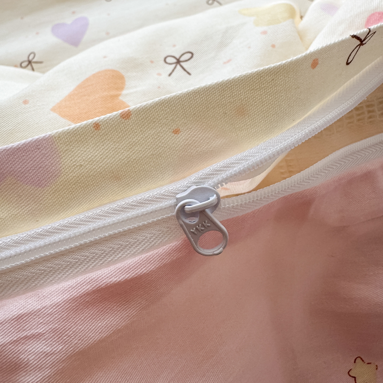 91家纺网 家纺一手货源 找家纺 云锦家居 2026新款纯棉拼接花边小清新工艺款四件套 心跳瞬间