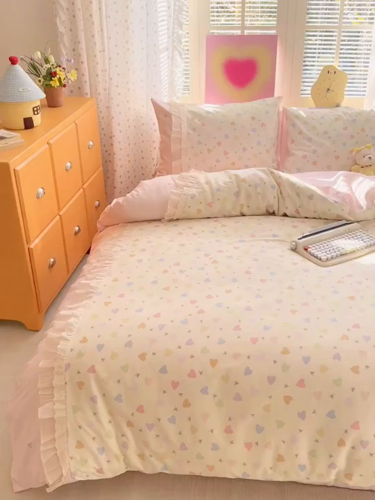 91家纺网 家纺一手货源 找家纺 云锦家居 2026新款纯棉拼接花边小清新工艺款四件套 心跳瞬间