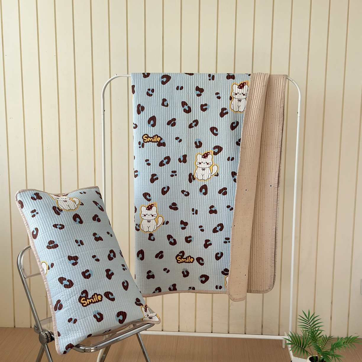 91家纺网 家纺一手货源 找家纺 云锦家居 2026新款双面纯棉小清新印花床盖款四件套 床盖款-豹纹奶喵 蓝