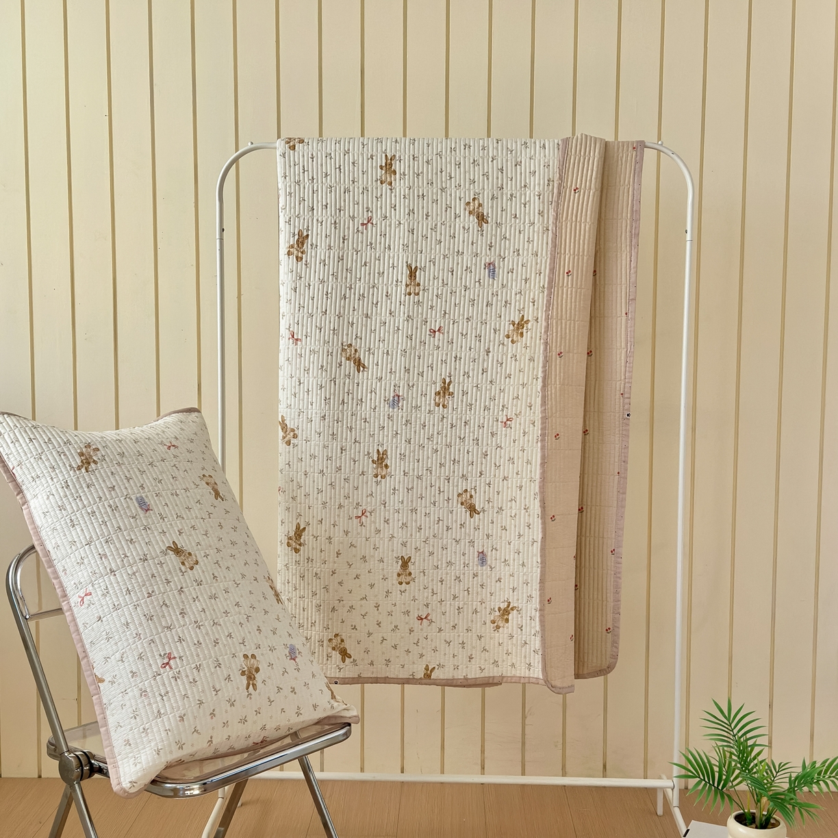 91家纺网 家纺一手货源 找家纺 云锦家居 2026新款双面纯棉小清新印花床盖款四件套 床盖款-布偶兔兔