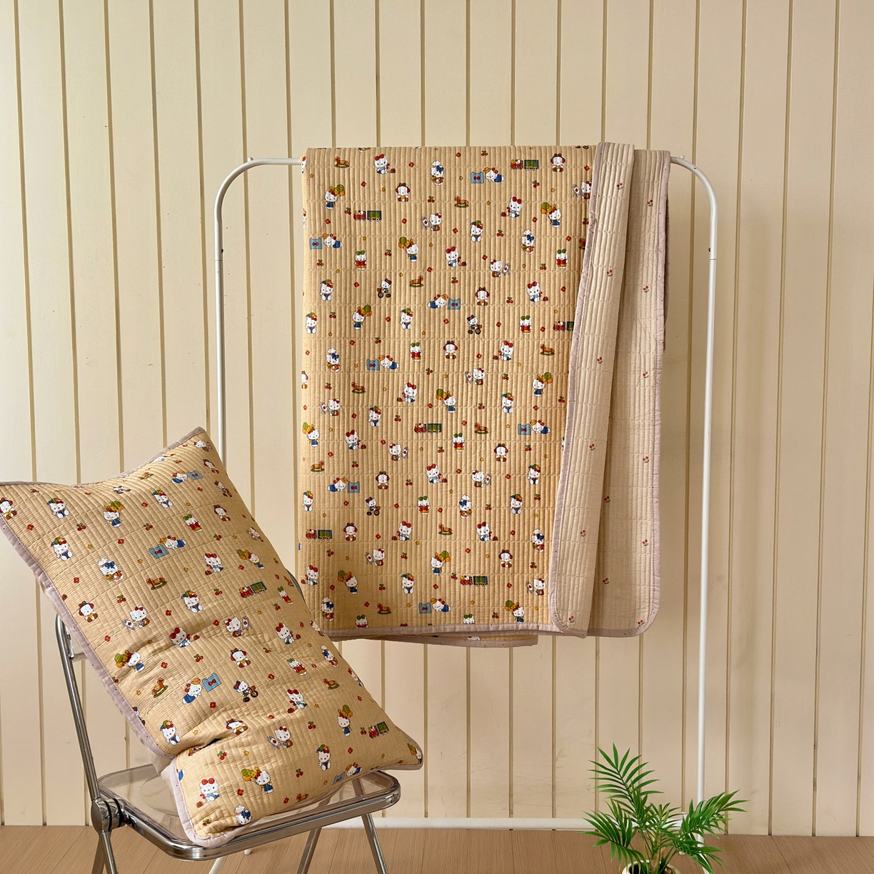 91家纺网 家纺一手货源 找家纺 云锦家居 2026新款双面纯棉小清新印花床盖款四件套 床盖款-凯蒂软糖 咖