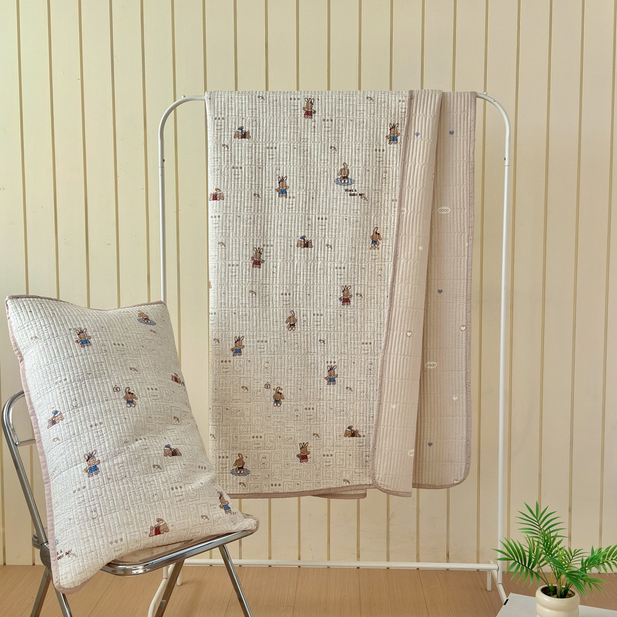 91家纺网 家纺一手货源 找家纺 云锦家居 2026新款双面纯棉小清新印花床盖款四件套 床盖款-兔兔邮票集