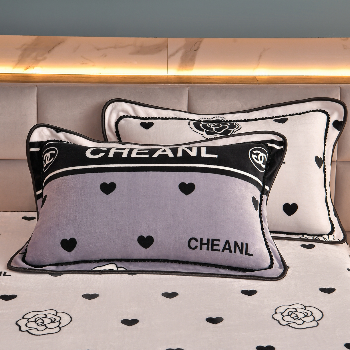 91家纺网 家纺一手货源 找家纺 董成龙家纺 2026新款高克重9-10斤加厚印花超柔牛奶绒爆款法莱绒金貂绒床裙四件套控价 嫣然一笑