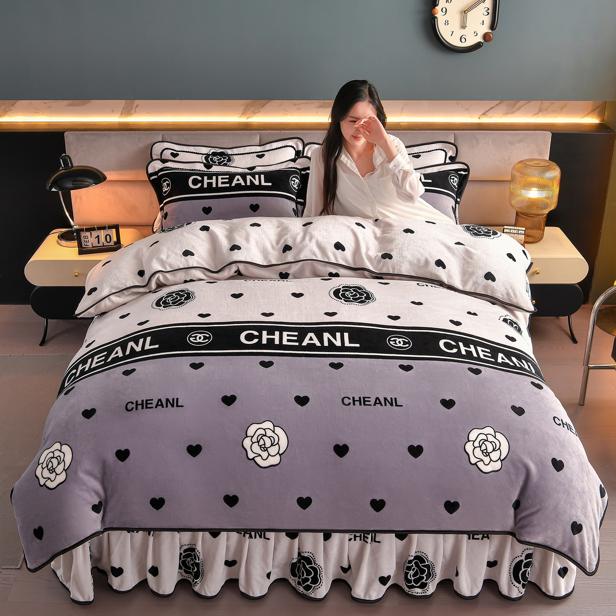 91家纺网 家纺一手货源 找家纺 董成龙家纺 2026新款高克重9-10斤加厚印花超柔牛奶绒爆款法莱绒金貂绒床裙四件套控价 嫣然一笑