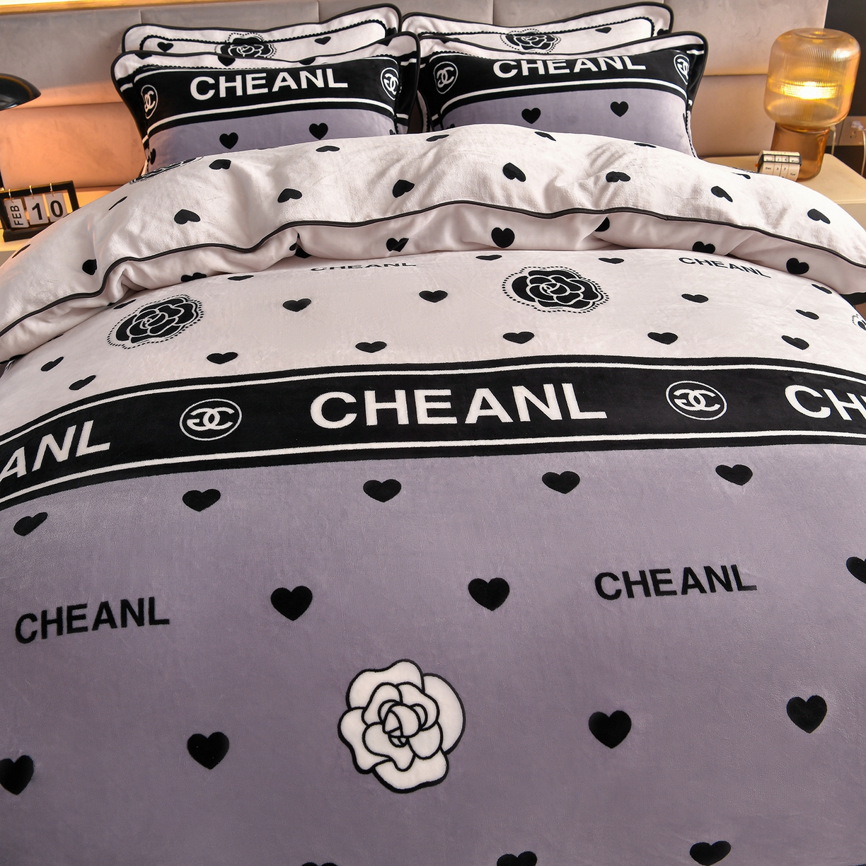 91家纺网 家纺一手货源 找家纺 董成龙家纺 2026新款高克重9-10斤加厚印花超柔牛奶绒爆款法莱绒金貂绒床裙四件套控价 嫣然一笑