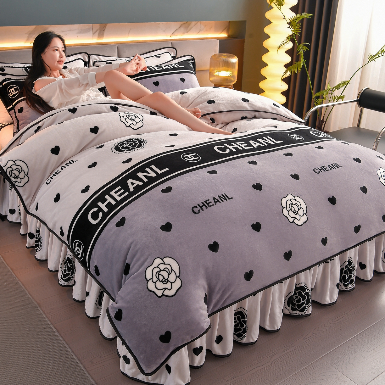 91家纺网 家纺一手货源 找家纺 董成龙家纺 2026新款高克重9-10斤加厚印花超柔牛奶绒爆款法莱绒金貂绒床裙四件套控价 嫣然一笑