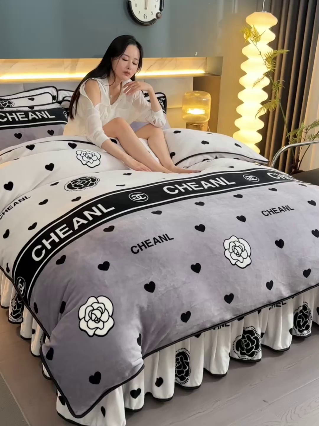 91家纺网 家纺一手货源 找家纺 董成龙家纺 2026新款高克重9-10斤加厚印花超柔牛奶绒爆款法莱绒金貂绒床裙四件套控价 嫣然一笑