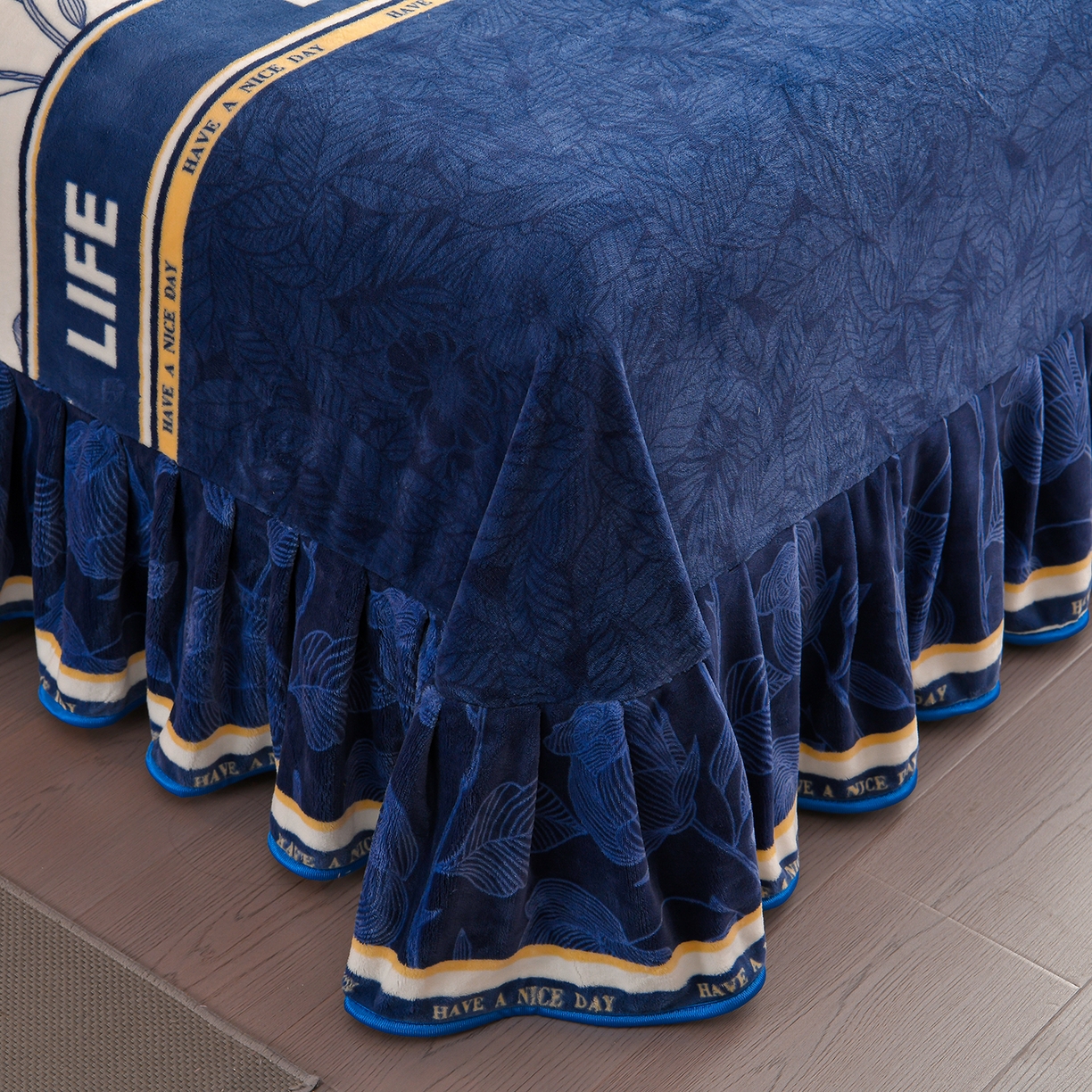 91家纺网 家纺一手货源 找家纺 董成龙家纺 2026新款高克重9-10斤加厚印花超柔牛奶绒爆款法莱绒金貂绒床裙四件套控价 金色年华