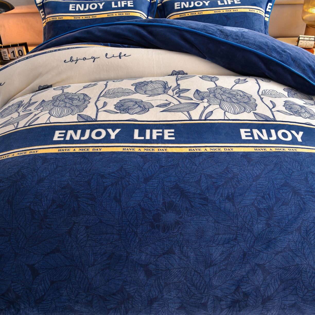 91家纺网 家纺一手货源 找家纺 董成龙家纺 2026新款高克重9-10斤加厚印花超柔牛奶绒爆款法莱绒金貂绒床裙四件套控价 金色年华