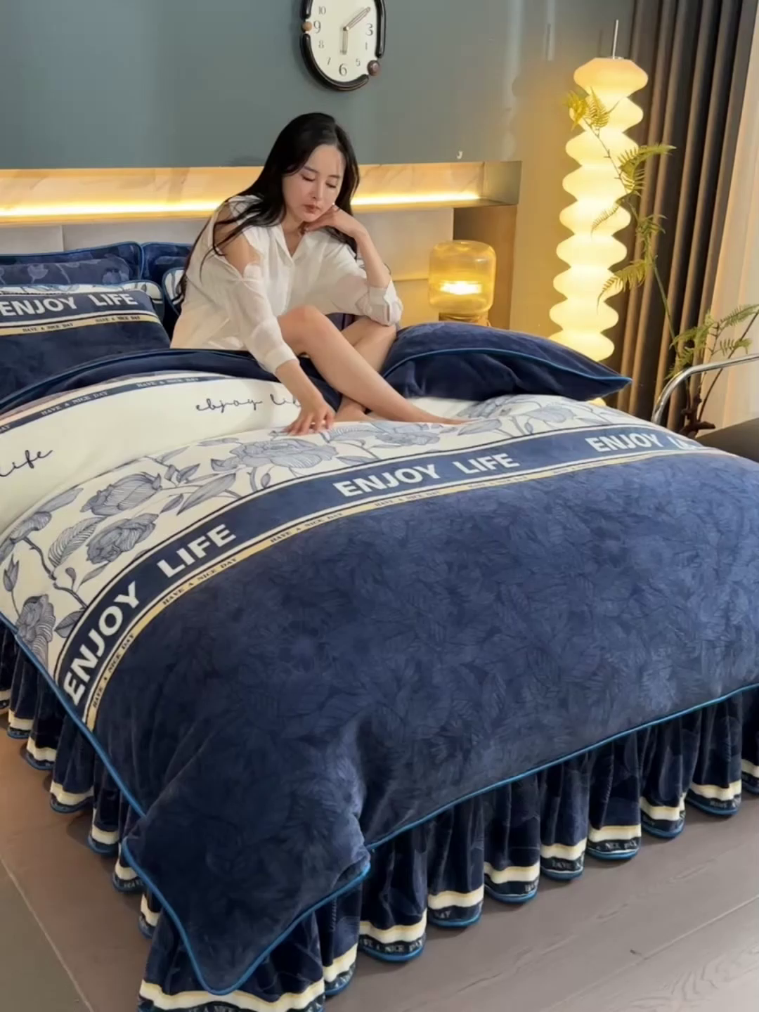 91家纺网 家纺一手货源 找家纺 董成龙家纺 2026新款高克重9-10斤加厚印花超柔牛奶绒爆款法莱绒金貂绒床裙四件套控价 金色年华