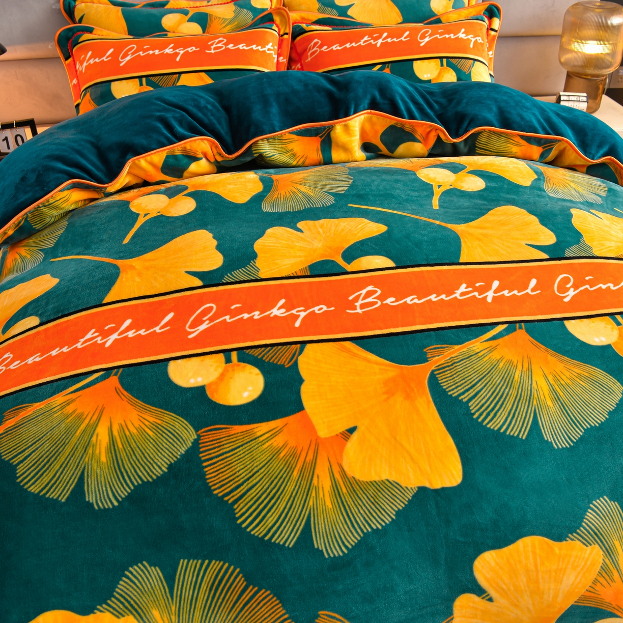 91家纺网 家纺一手货源 找家纺 董成龙家纺 2026新款高克重9-10斤加厚印花超柔牛奶绒爆款法莱绒金貂绒床裙四件套控价 春华秋实