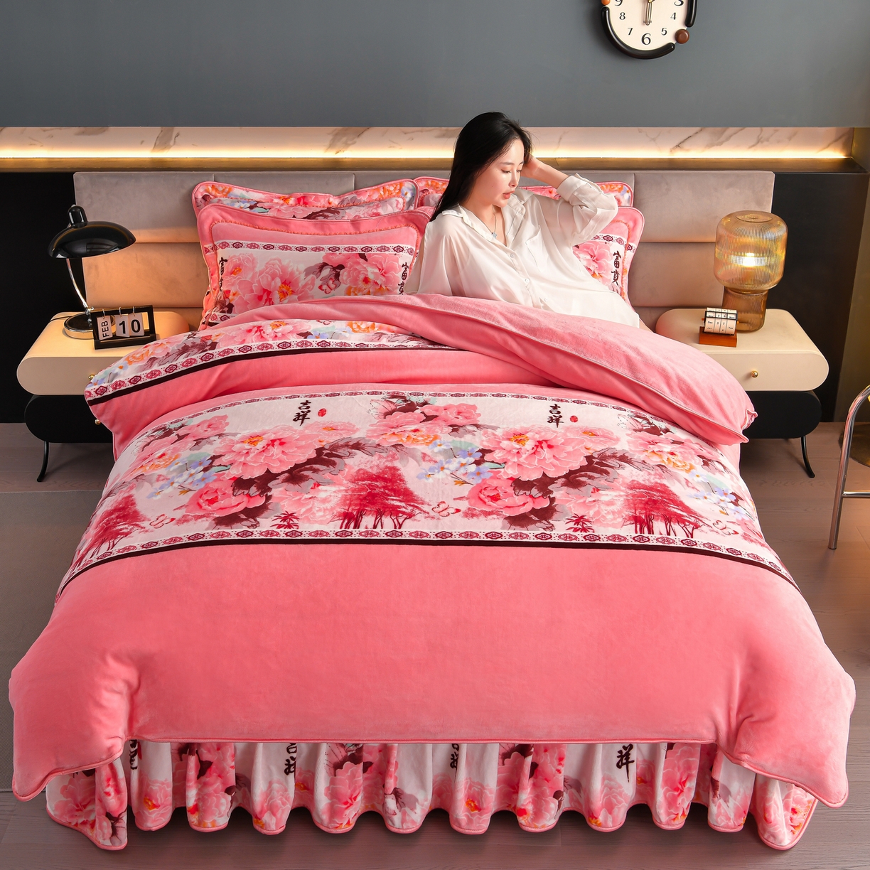 91家纺网 家纺一手货源 找家纺 董成龙家纺 2026新款高克重9-10斤加厚印花超柔牛奶绒爆款法莱绒金貂绒床裙四件套控价 吉祥如意