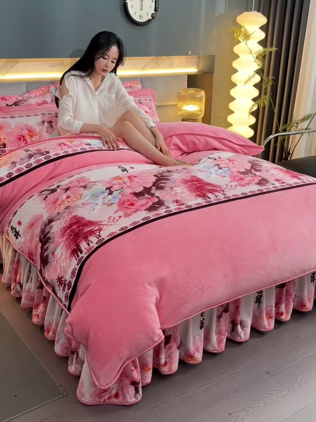 91家纺网 家纺一手货源 找家纺 董成龙家纺 2026新款高克重9-10斤加厚印花超柔牛奶绒爆款法莱绒金貂绒床裙四件套控价 吉祥如意