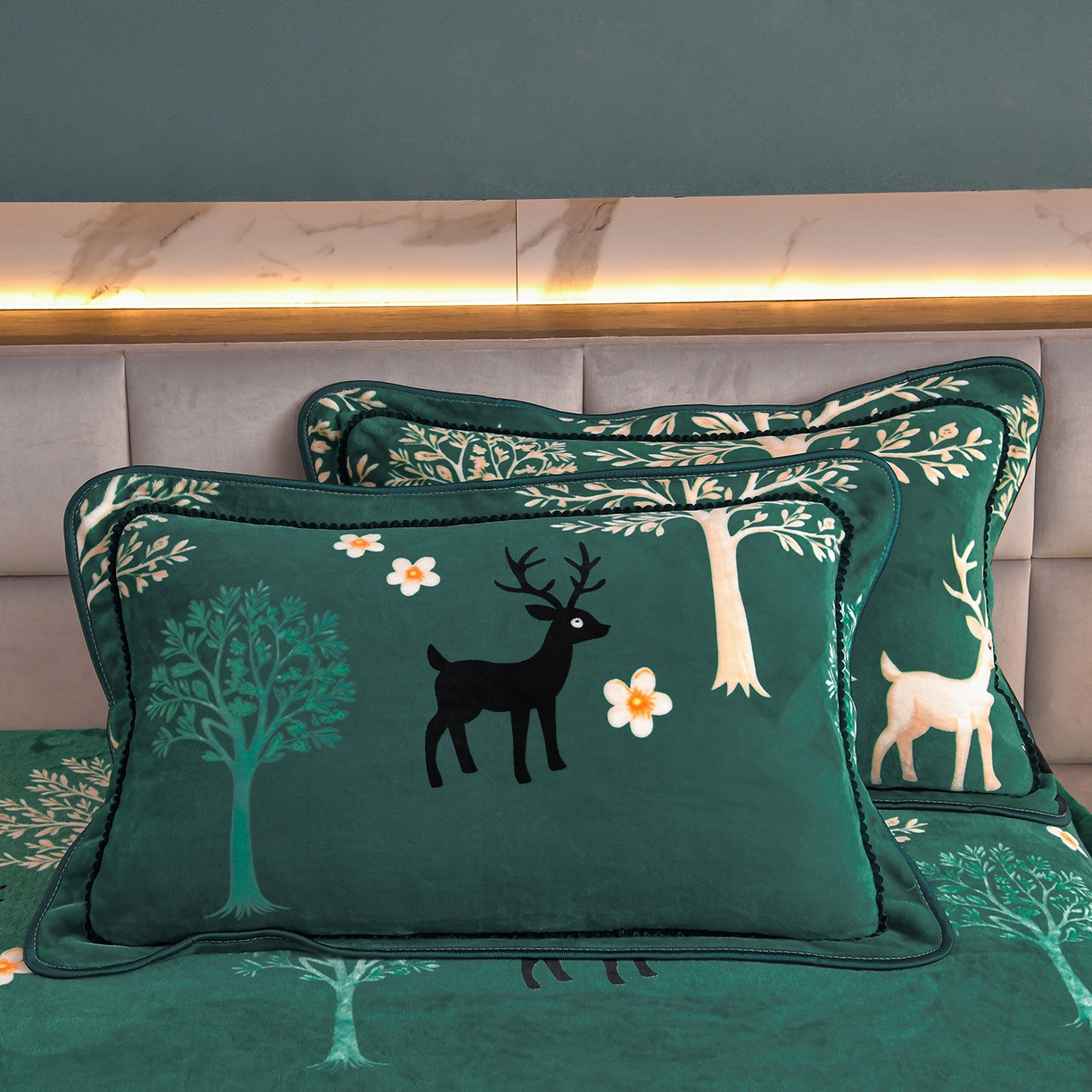 91家纺网 家纺一手货源 找家纺 董成龙家纺 2026新款高克重9-10斤加厚印花超柔牛奶绒爆款法莱绒金貂绒床裙四件套控价 林间鹿语