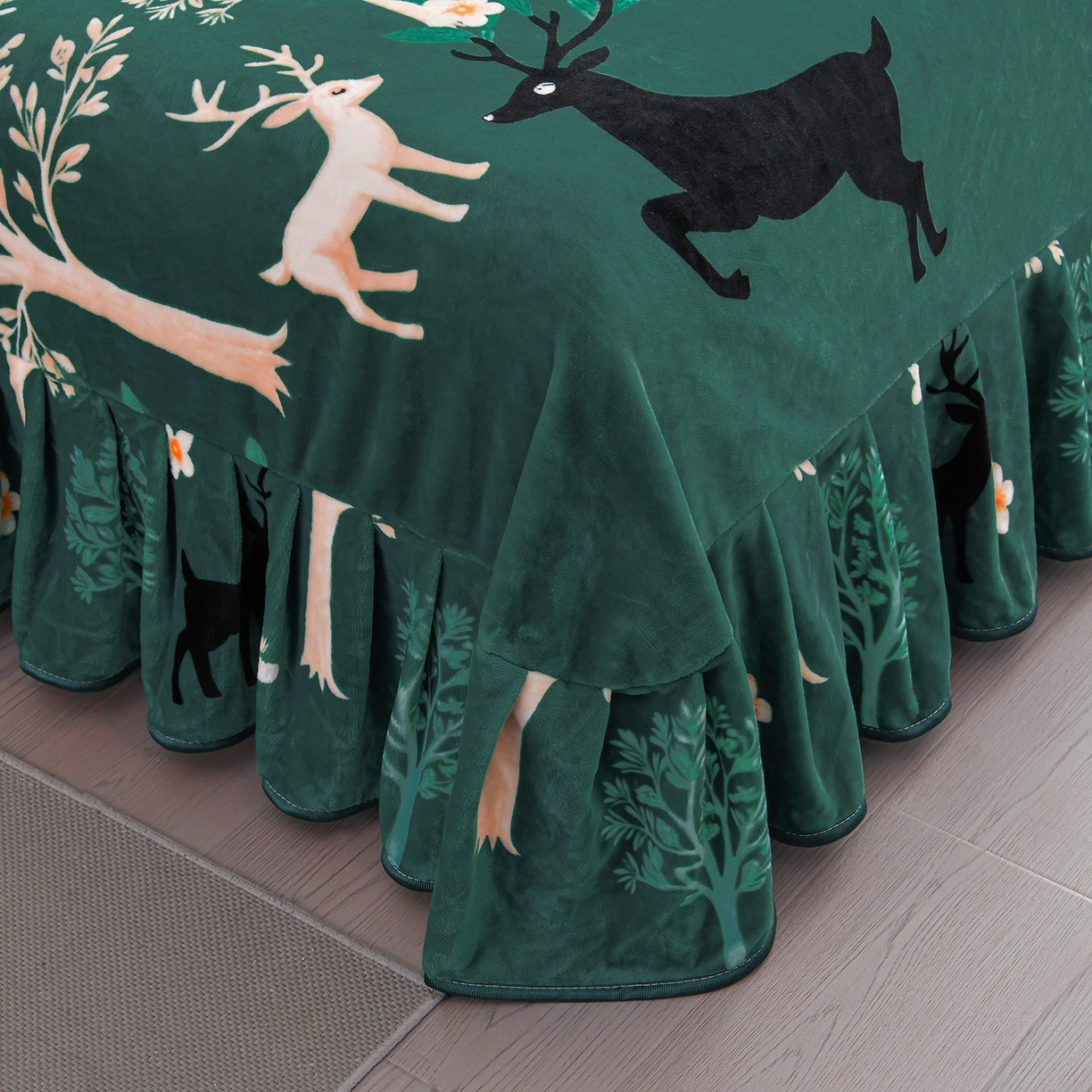 91家纺网 家纺一手货源 找家纺 董成龙家纺 2026新款高克重9-10斤加厚印花超柔牛奶绒爆款法莱绒金貂绒床裙四件套控价 林间鹿语