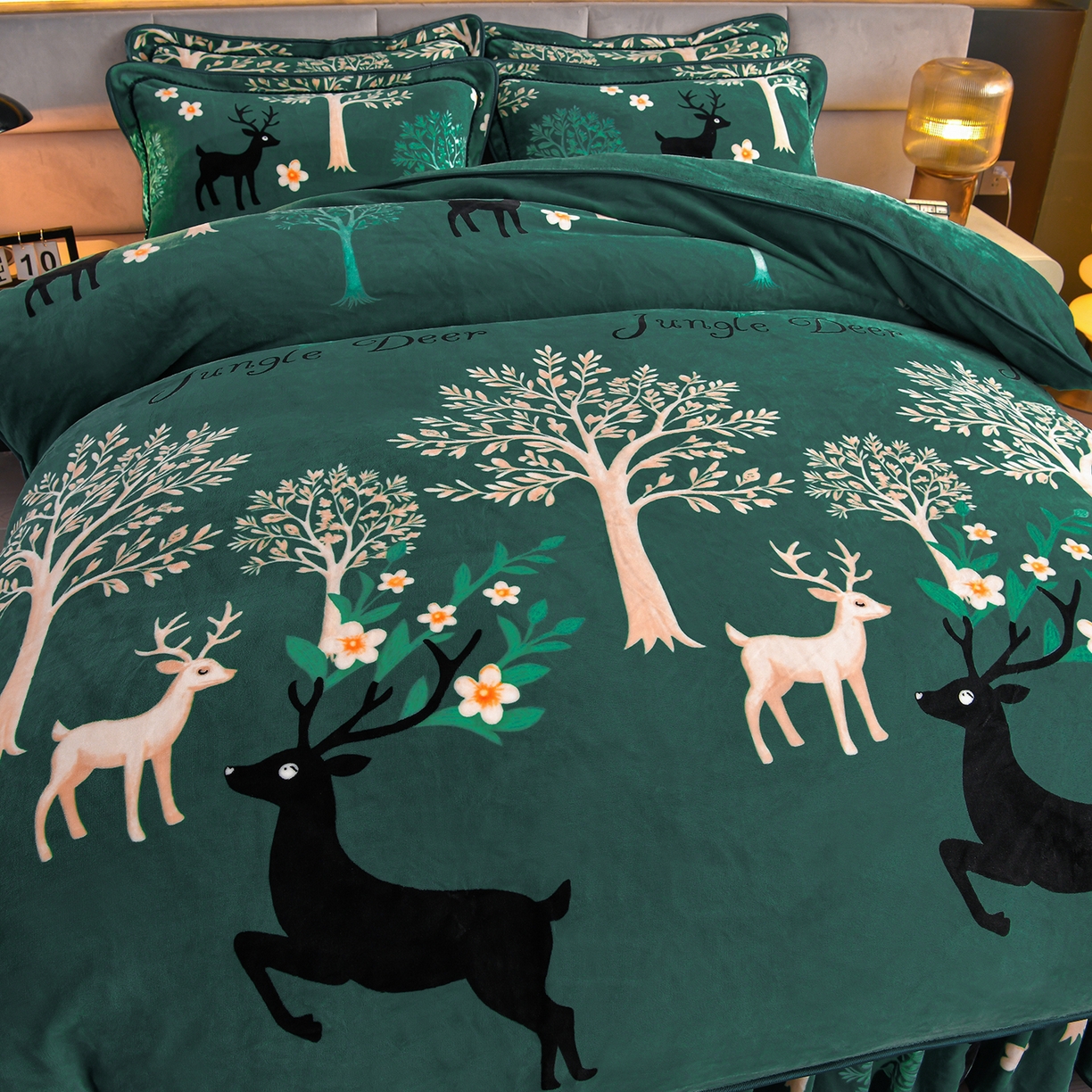 91家纺网 家纺一手货源 找家纺 董成龙家纺 2026新款高克重9-10斤加厚印花超柔牛奶绒爆款法莱绒金貂绒床裙四件套控价 林间鹿语