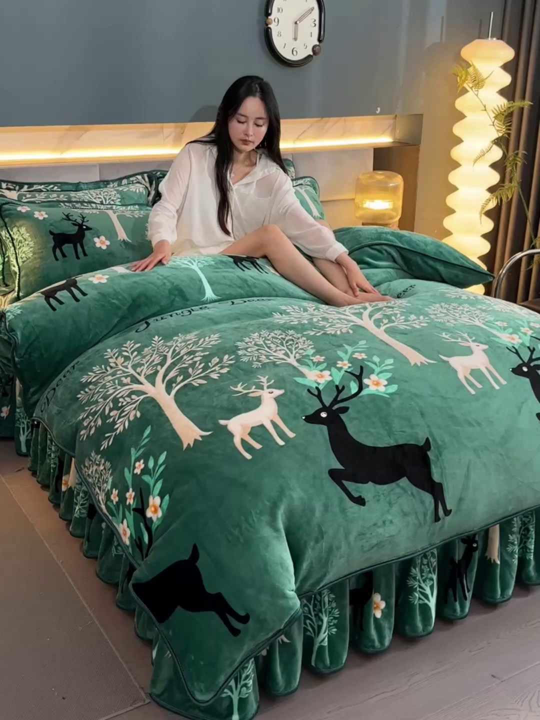 91家纺网 家纺一手货源 找家纺 董成龙家纺 2026新款高克重9-10斤加厚印花超柔牛奶绒爆款法莱绒金貂绒床裙四件套控价 林间鹿语