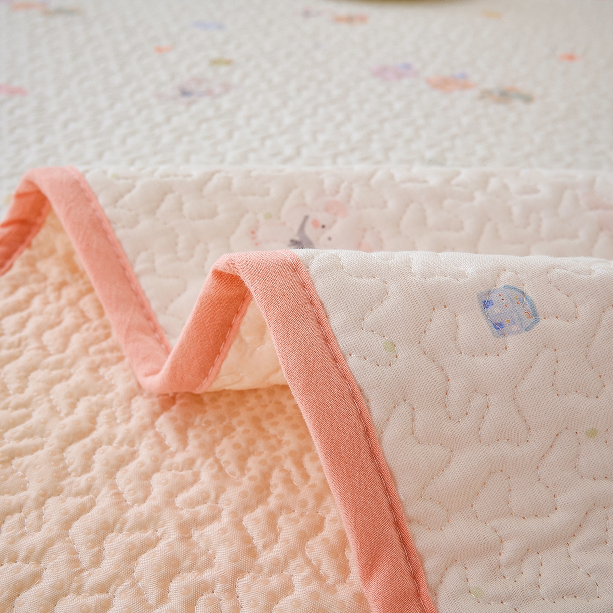 91家纺网 家纺一手货源 找家纺 拾小柒 2026年新款全棉双层纱床护垫纯棉防滑床盖床褥子软床垫 豆豆好朋友