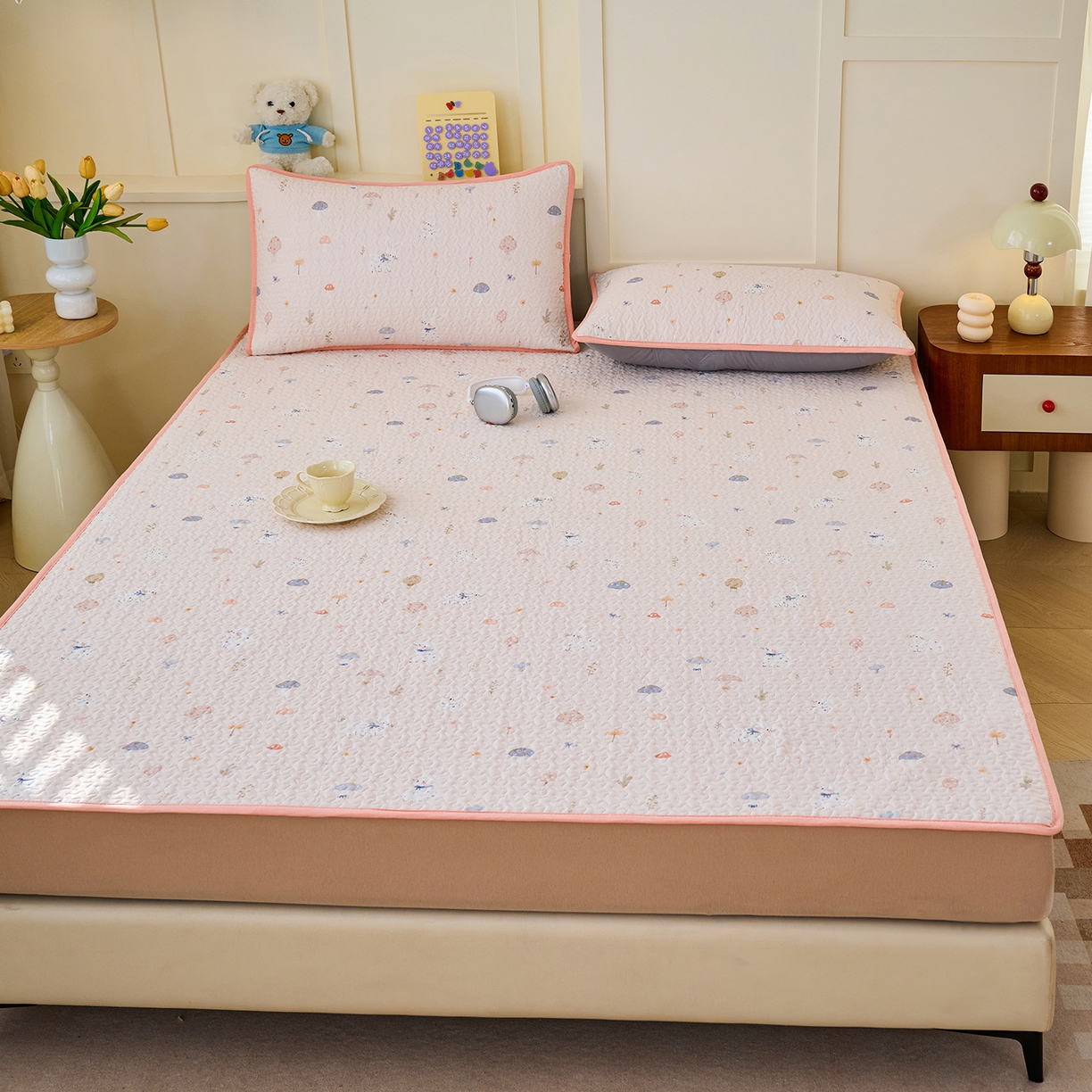 91家纺网 家纺一手货源 找家纺 拾小柒 2026年新款全棉双层纱床护垫纯棉防滑床盖床褥子软床垫 萌趣森林粉