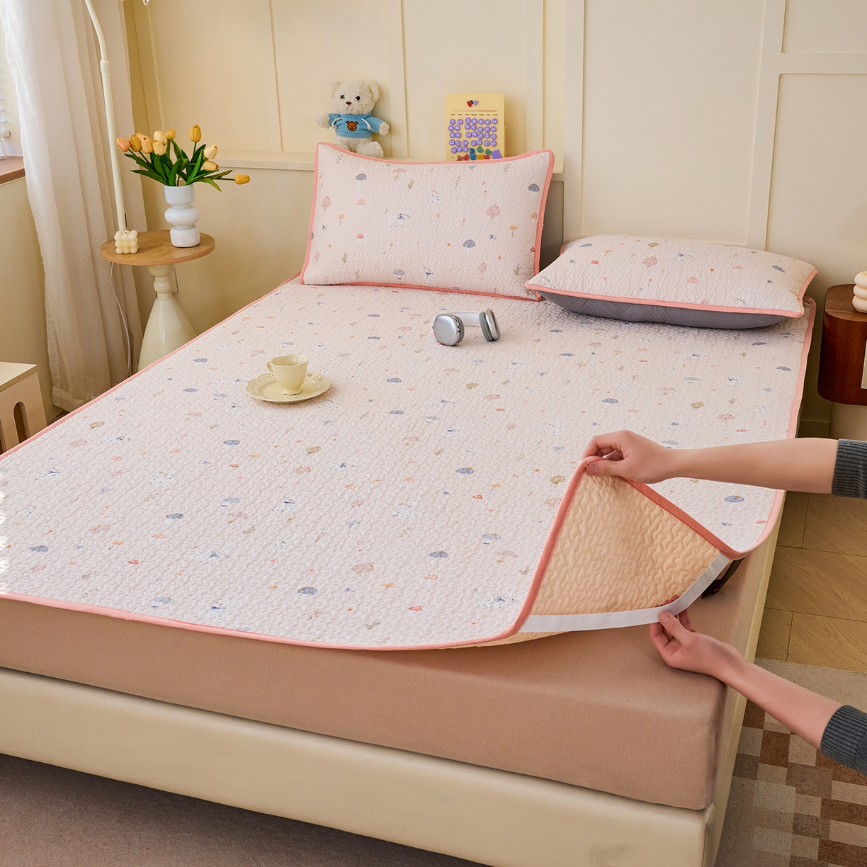 91家纺网 家纺一手货源 找家纺 拾小柒 2026年新款全棉双层纱床护垫纯棉防滑床盖床褥子软床垫 萌趣森林粉