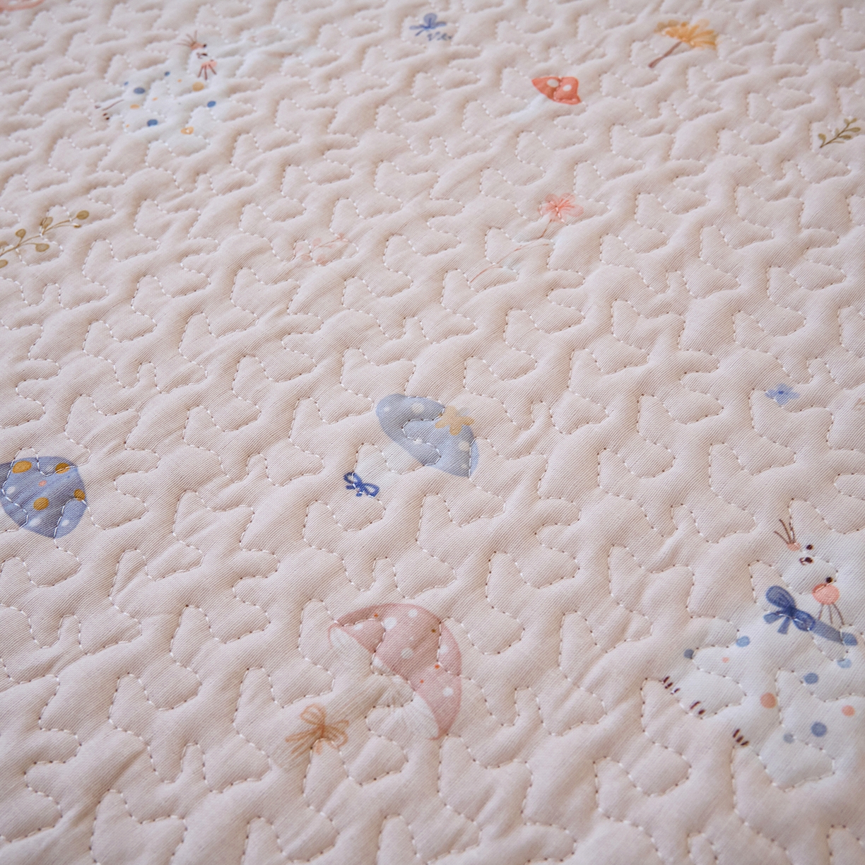 91家纺网 家纺一手货源 找家纺 拾小柒 2026年新款全棉双层纱床护垫纯棉防滑床盖床褥子软床垫 萌趣森林粉