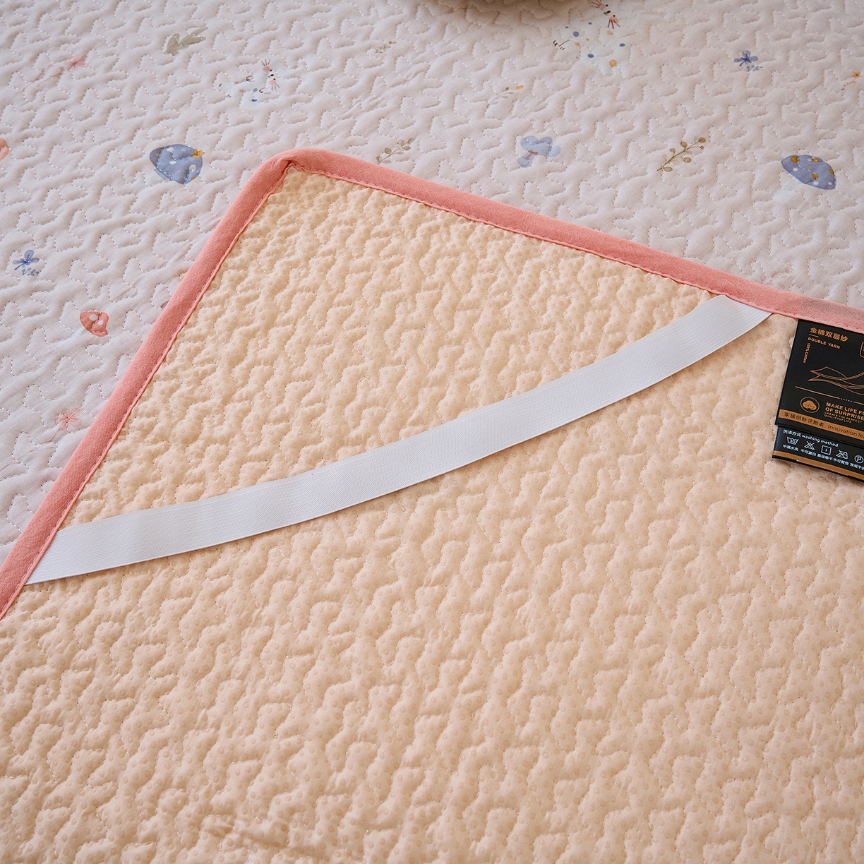 91家纺网 家纺一手货源 找家纺 拾小柒 2026年新款全棉双层纱床护垫纯棉防滑床盖床褥子软床垫 萌趣森林粉