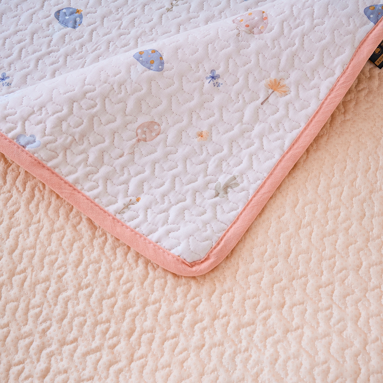 91家纺网 家纺一手货源 找家纺 拾小柒 2026年新款全棉双层纱床护垫纯棉防滑床盖床褥子软床垫 萌趣森林粉