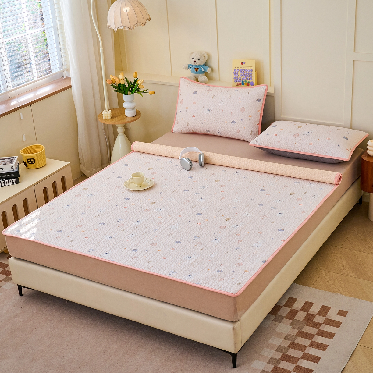 91家纺网 家纺一手货源 找家纺 拾小柒 2026年新款全棉双层纱床护垫纯棉防滑床盖床褥子软床垫 萌趣森林粉