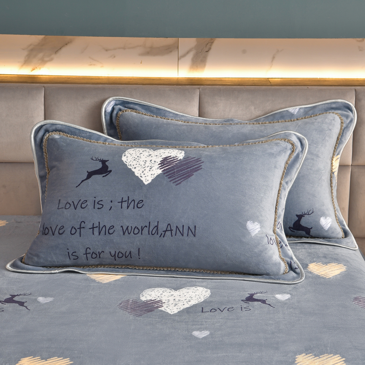 91家纺网 家纺一手货源 找家纺 董成龙家纺 2026新款高克重9-10斤加厚印花超柔牛奶绒爆款法莱绒金貂绒床裙四件套控价 快乐时光