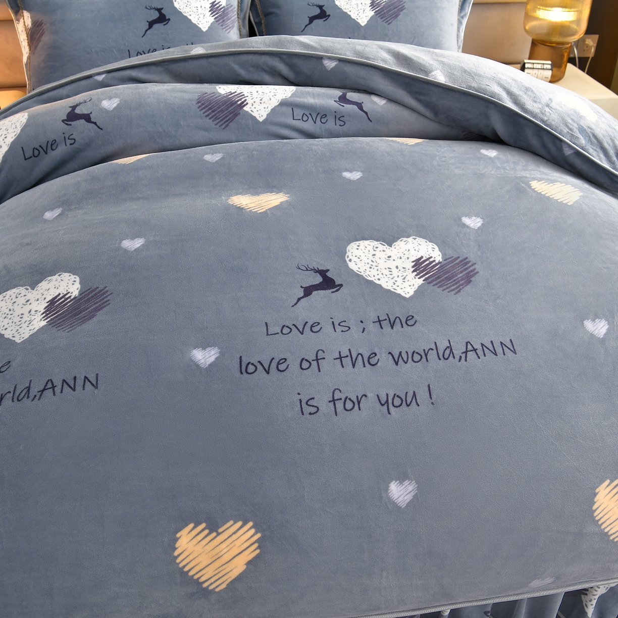 91家纺网 家纺一手货源 找家纺 董成龙家纺 2026新款高克重9-10斤加厚印花超柔牛奶绒爆款法莱绒金貂绒床裙四件套控价 快乐时光