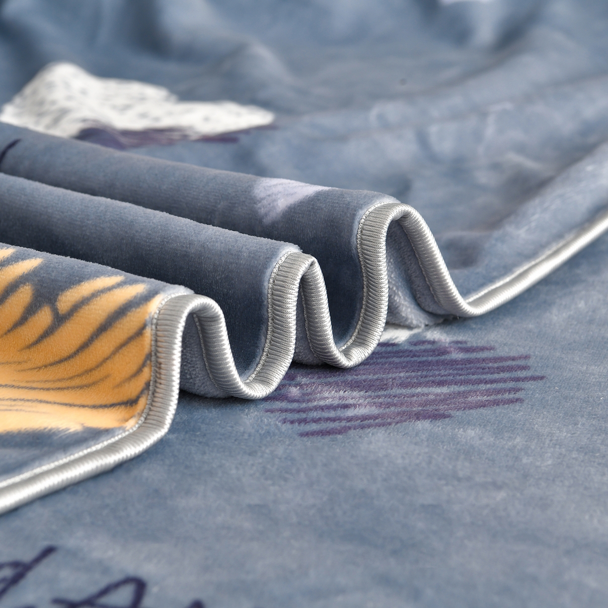 91家纺网 家纺一手货源 找家纺 董成龙家纺 2026新款高克重9-10斤加厚印花超柔牛奶绒爆款法莱绒金貂绒床裙四件套控价 快乐时光