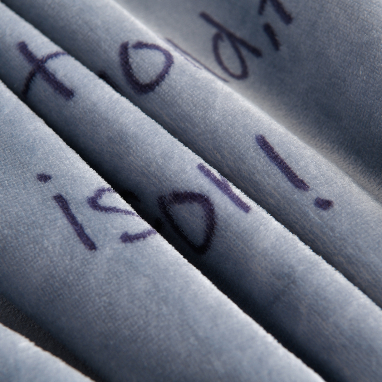 91家纺网 家纺一手货源 找家纺 董成龙家纺 2026新款高克重9-10斤加厚印花超柔牛奶绒爆款法莱绒金貂绒床裙四件套控价 快乐时光