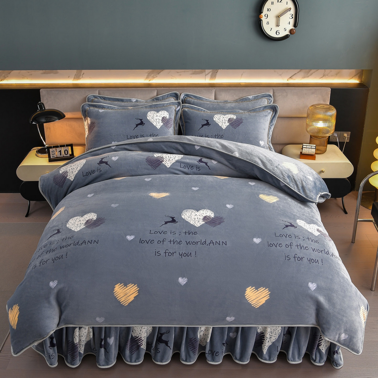 91家纺网 家纺一手货源 找家纺 董成龙家纺 2026新款高克重9-10斤加厚印花超柔牛奶绒爆款法莱绒金貂绒床裙四件套控价 快乐时光