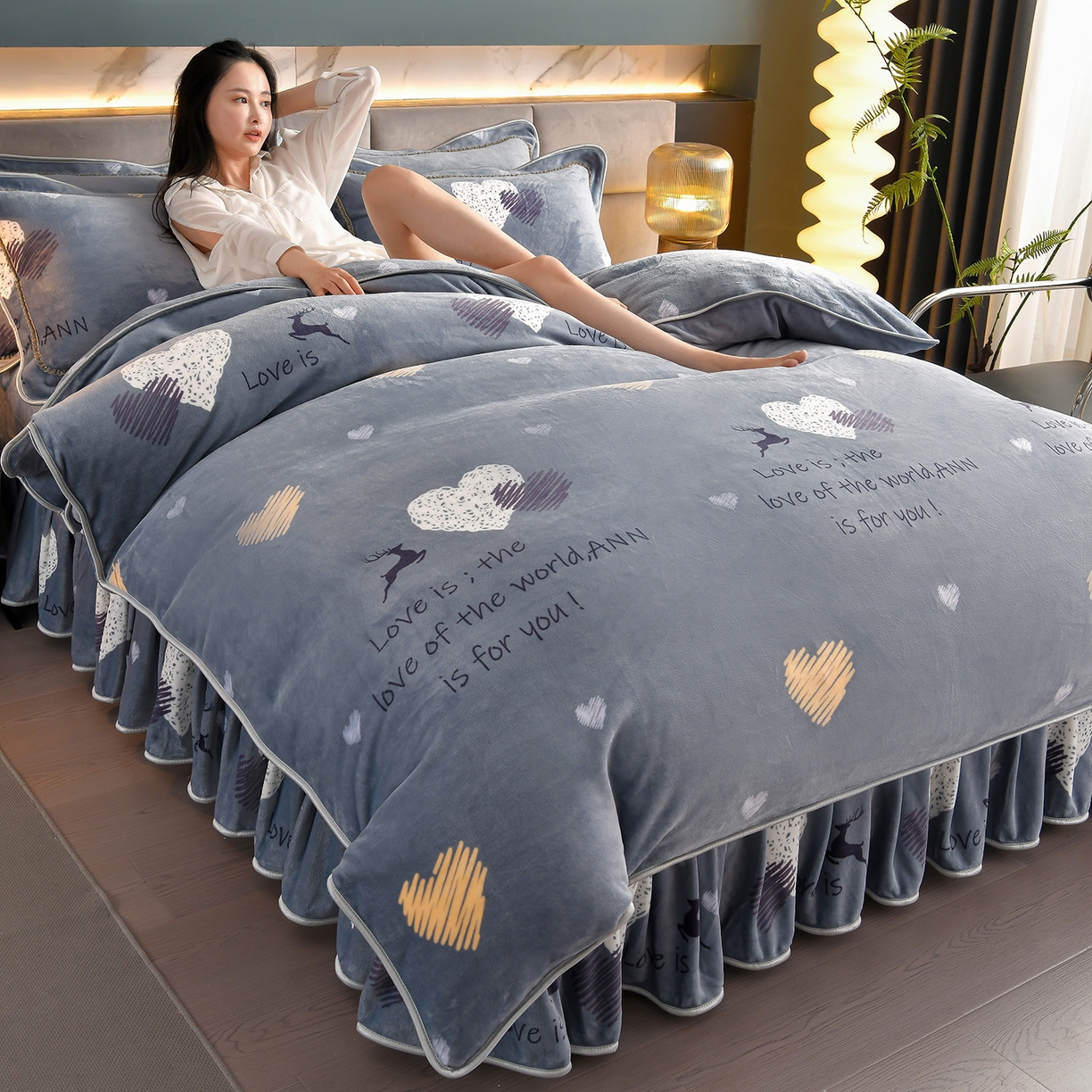 91家纺网 家纺一手货源 找家纺 董成龙家纺 2026新款高克重9-10斤加厚印花超柔牛奶绒爆款法莱绒金貂绒床裙四件套控价 快乐时光