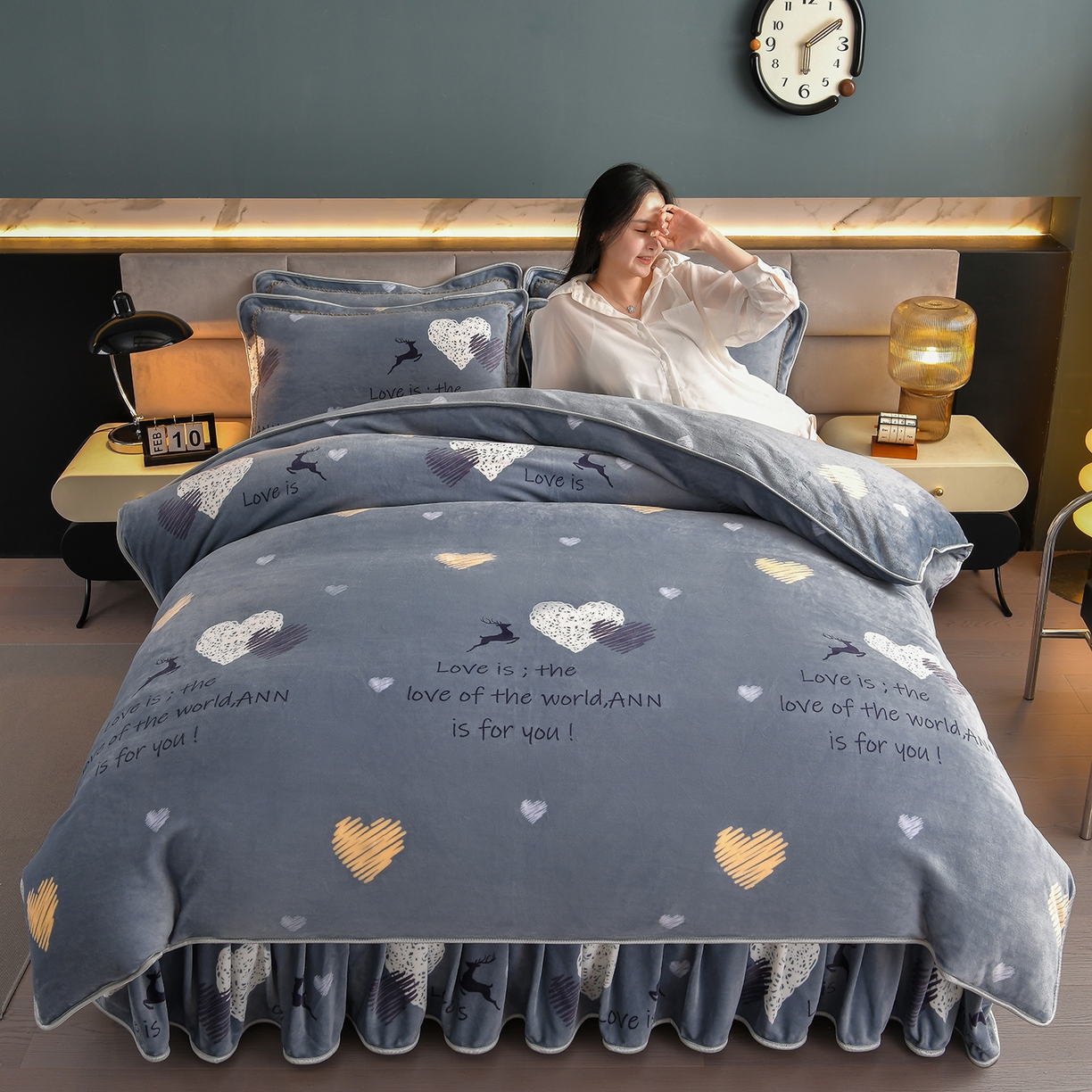 91家纺网 家纺一手货源 找家纺 董成龙家纺 2026新款高克重9-10斤加厚印花超柔牛奶绒爆款法莱绒金貂绒床裙四件套控价 快乐时光