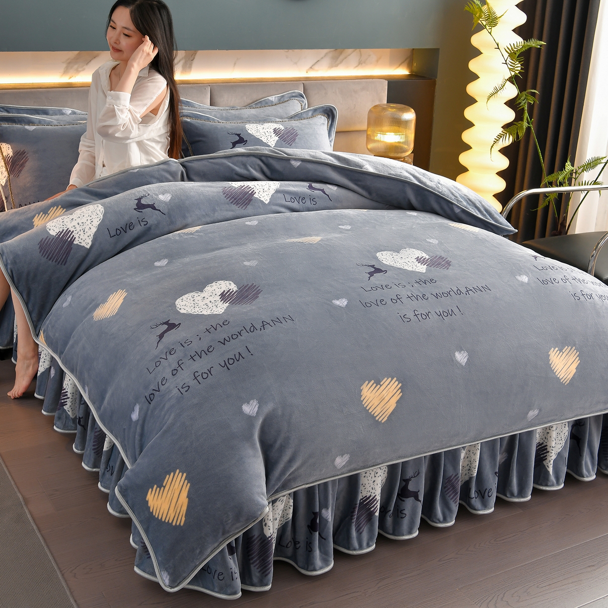 91家纺网 家纺一手货源 找家纺 董成龙家纺 2026新款高克重9-10斤加厚印花超柔牛奶绒爆款法莱绒金貂绒床裙四件套控价 快乐时光