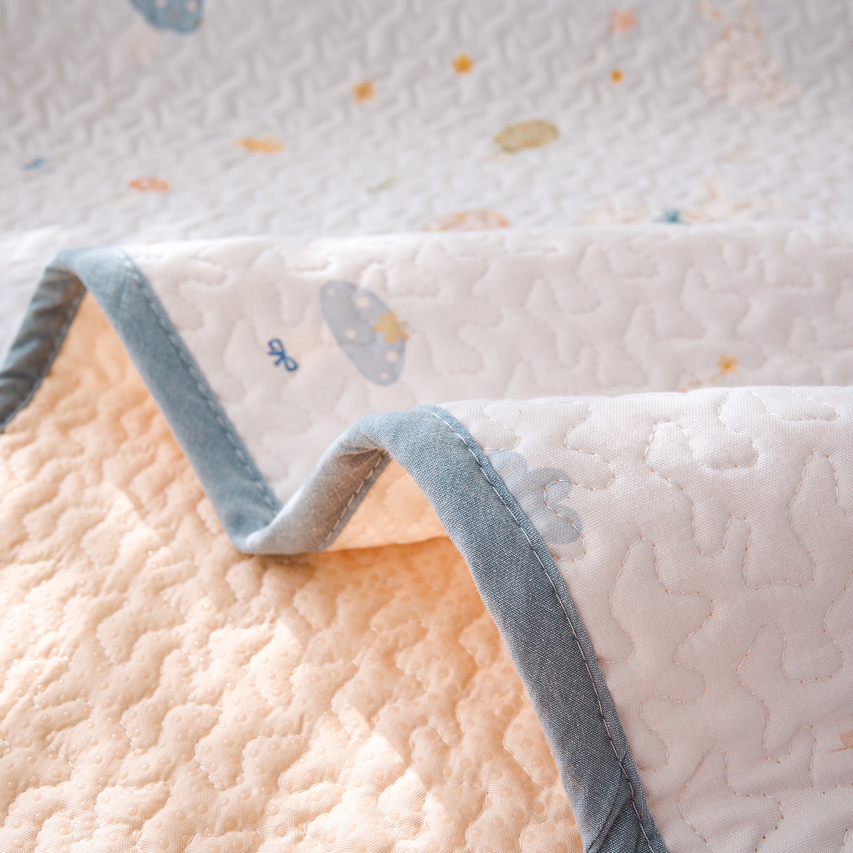 91家纺网 家纺一手货源 找家纺 拾小柒 2026年新款全棉双层纱床护垫纯棉防滑床盖床褥子软床垫 萌趣森林蓝