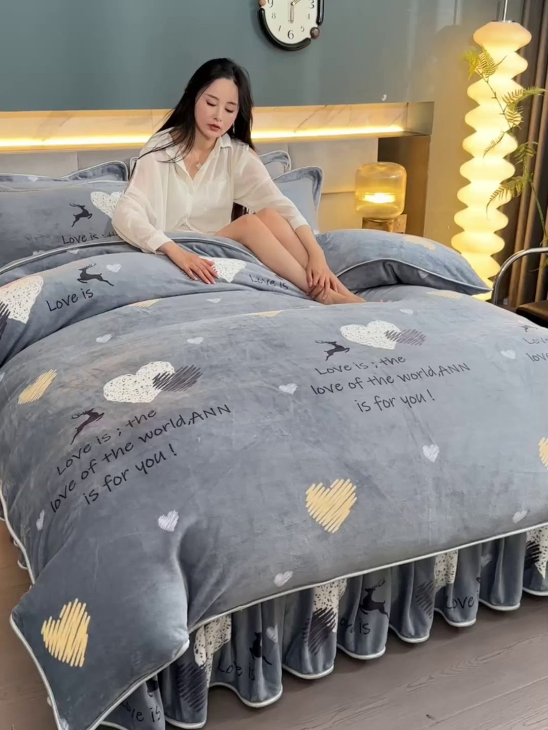 91家纺网 家纺一手货源 找家纺 董成龙家纺 2026新款高克重9-10斤加厚印花超柔牛奶绒爆款法莱绒金貂绒床裙四件套控价 快乐时光