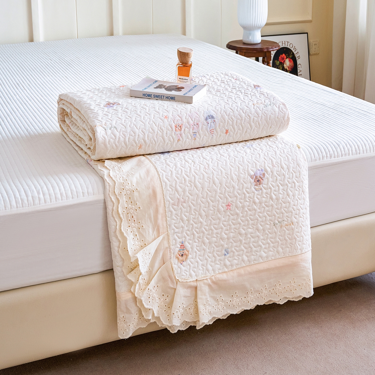 91家纺网 家纺一手货源 找家纺 （总）拾小柒 2026年新款全棉双层纱床盖花边法式中古奶油风防滑床盖三件套