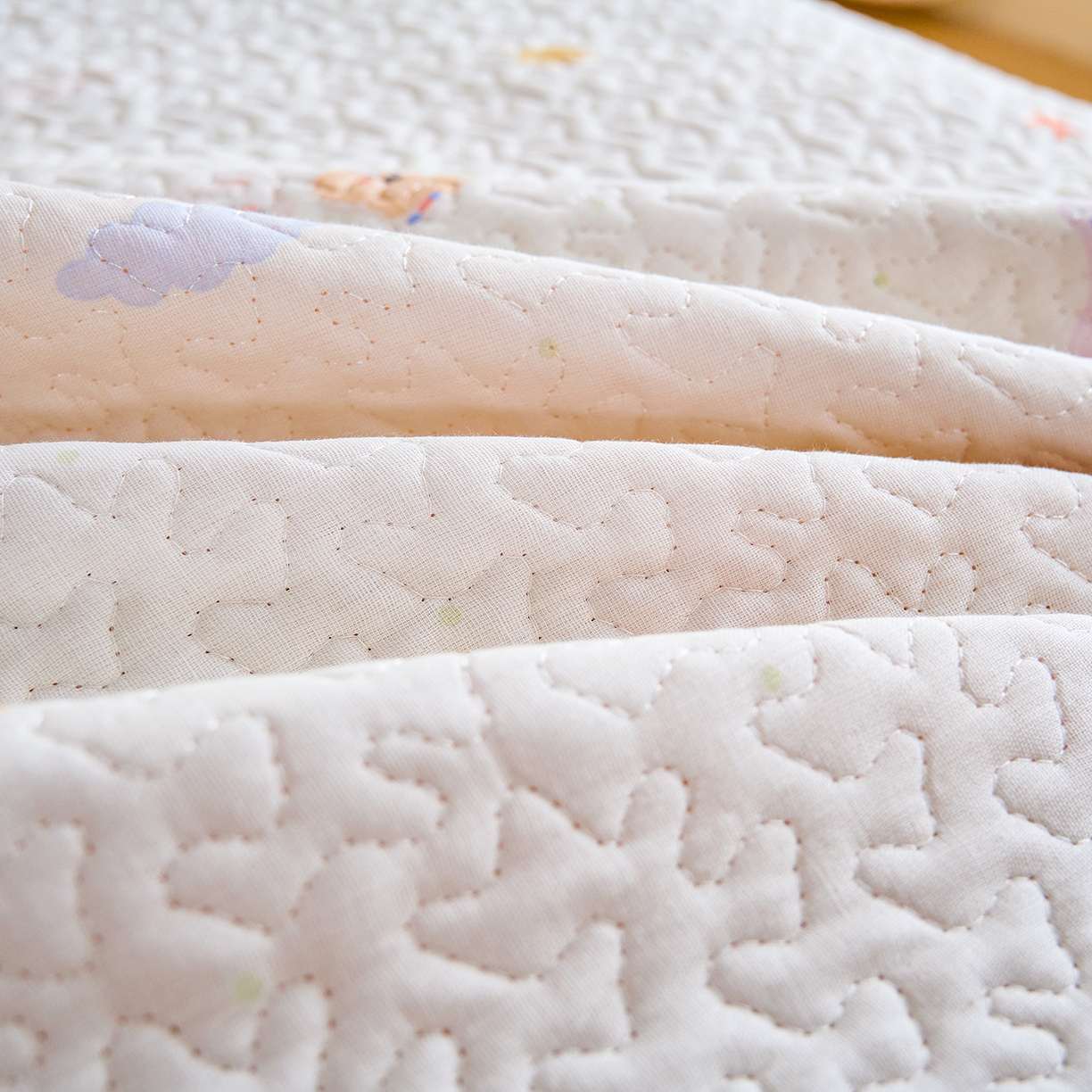 91家纺网 家纺一手货源 找家纺 拾小柒 2026年新款全棉双层纱床盖花边法式中古奶油风防滑床盖三件套 豆豆好朋友