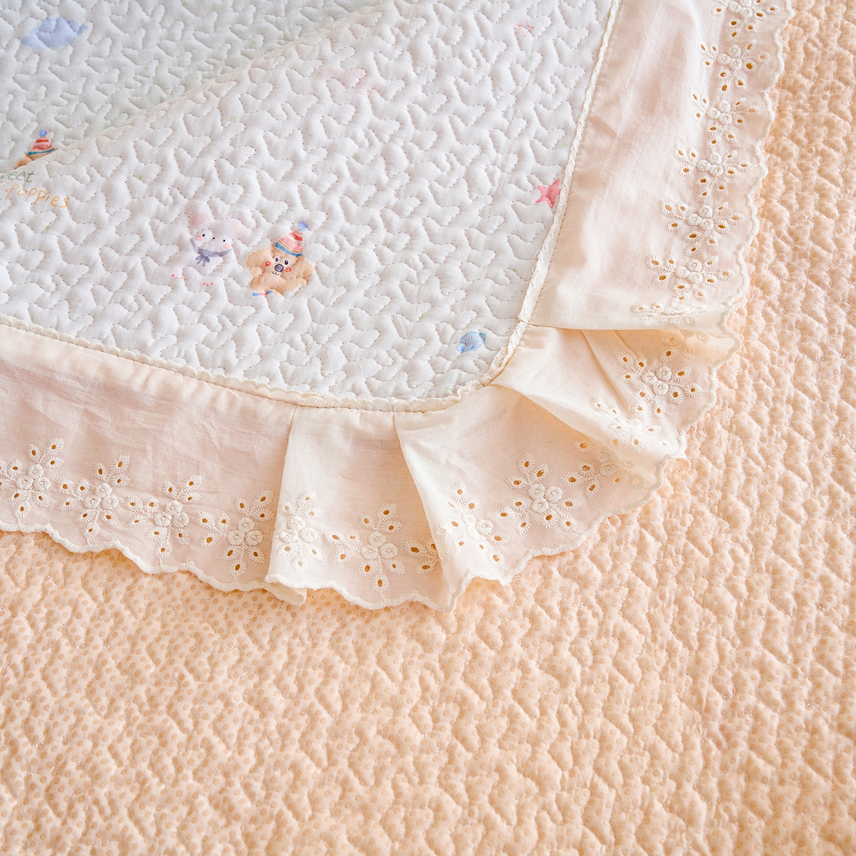 91家纺网 家纺一手货源 找家纺 拾小柒 2026年新款全棉双层纱床盖花边法式中古奶油风防滑床盖三件套 豆豆好朋友