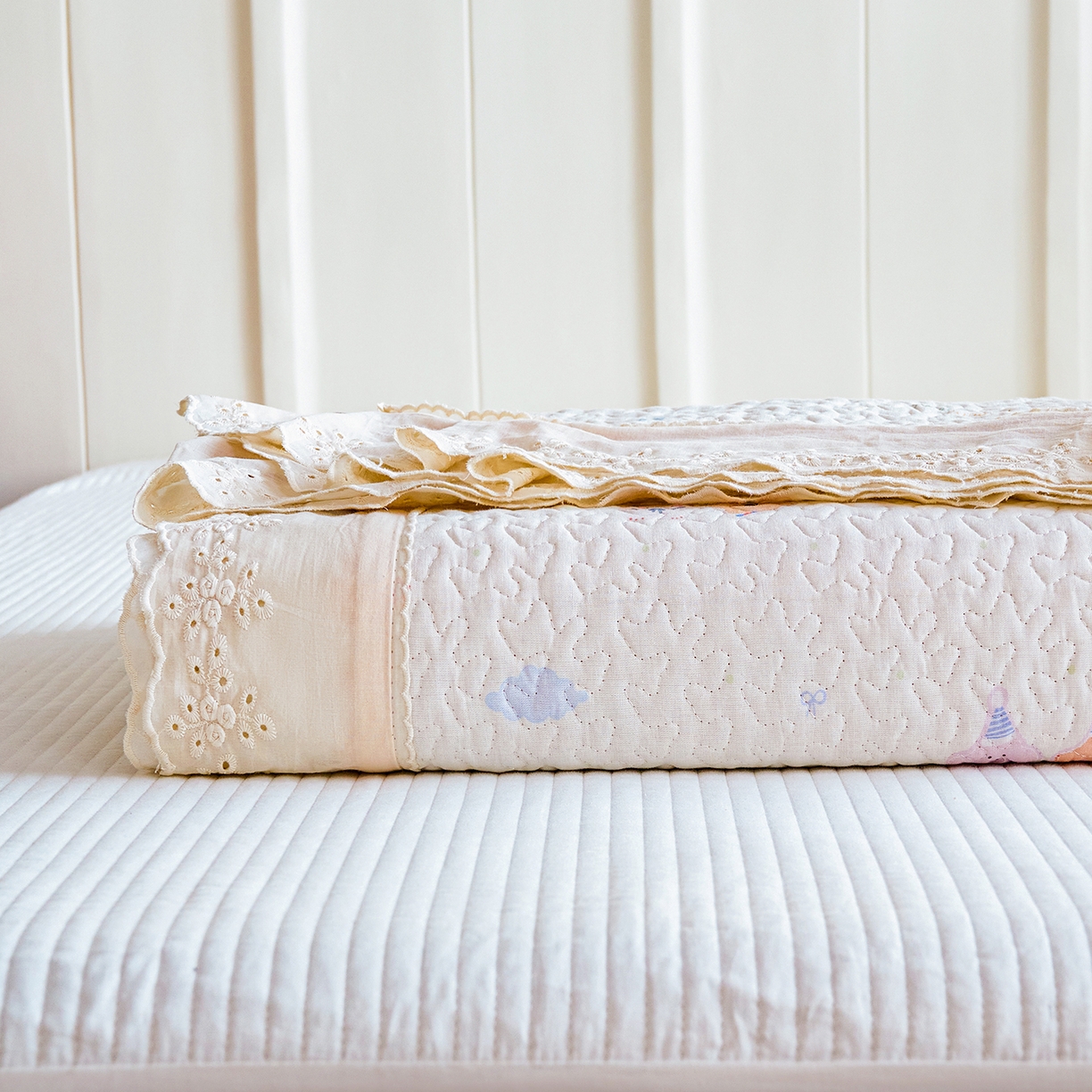 91家纺网 家纺一手货源 找家纺 拾小柒 2026年新款全棉双层纱床盖花边法式中古奶油风防滑床盖三件套 豆豆好朋友