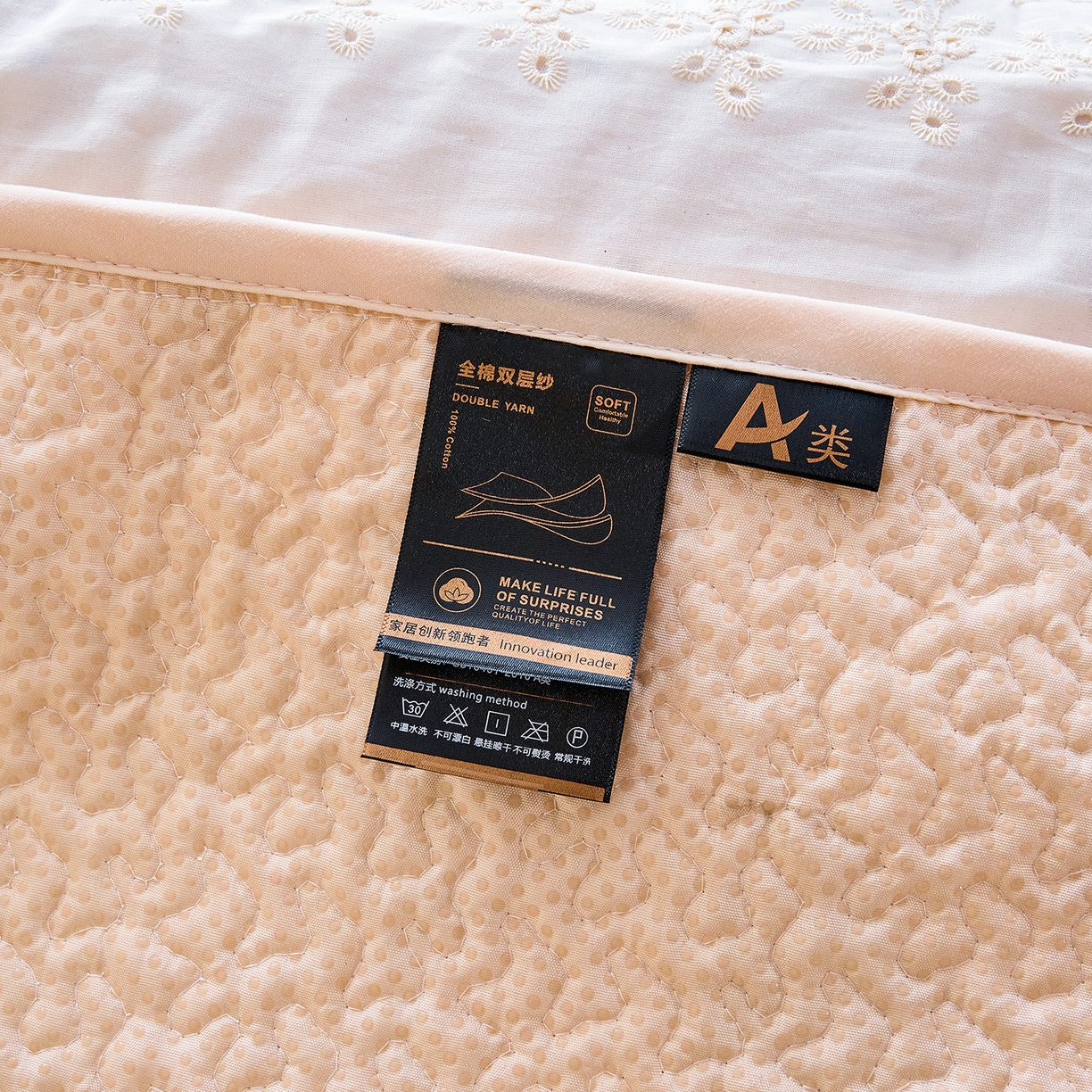 91家纺网 家纺一手货源 找家纺 拾小柒 2026年新款全棉双层纱床盖花边法式中古奶油风防滑床盖三件套 鲤安