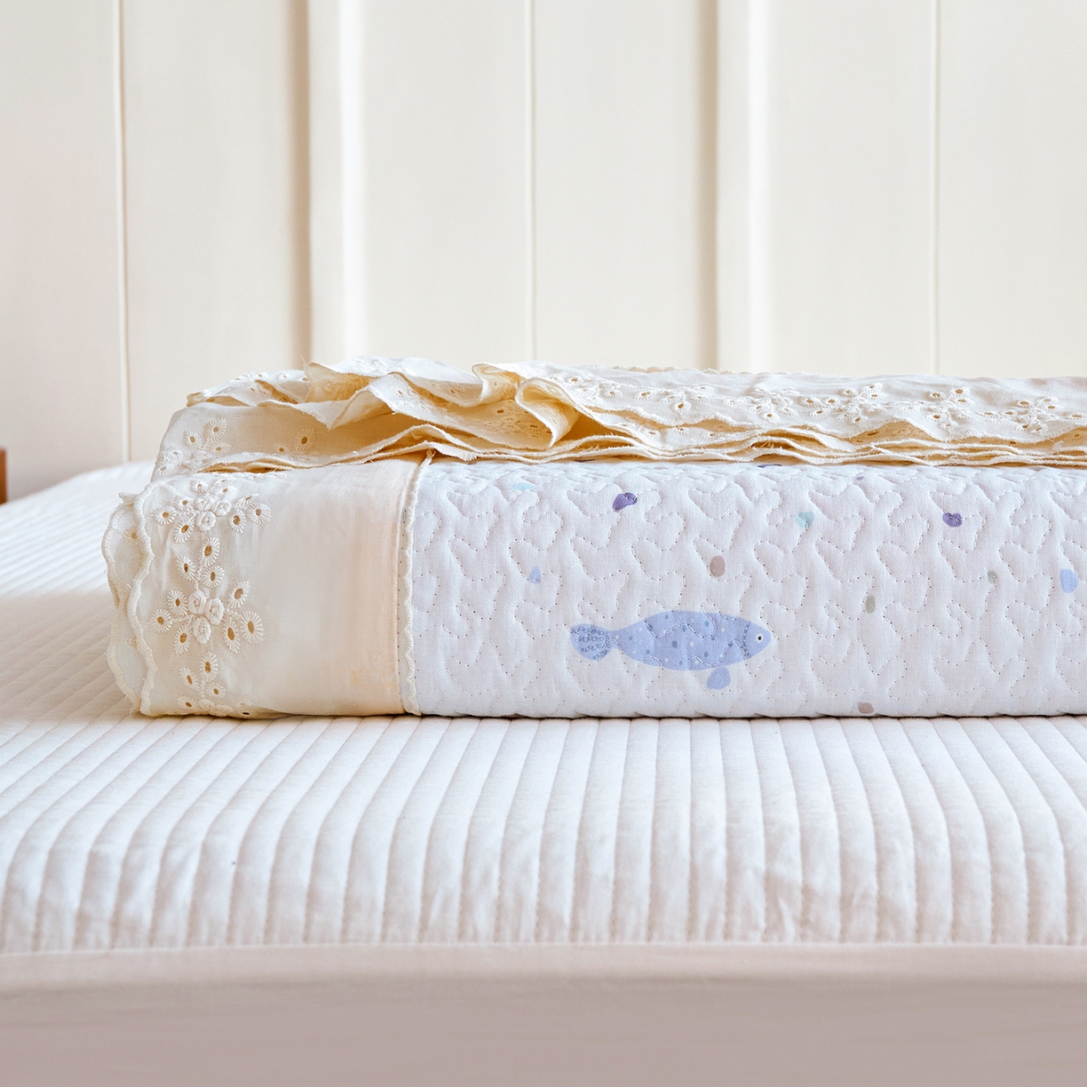 91家纺网 家纺一手货源 找家纺 拾小柒 2026年新款全棉双层纱床盖花边法式中古奶油风防滑床盖三件套 鲤安