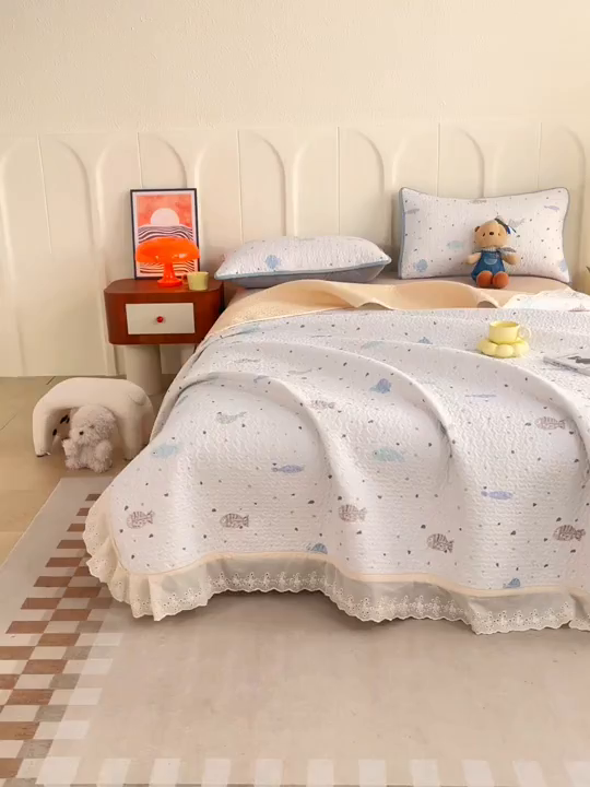 91家纺网 家纺一手货源 找家纺 拾小柒 2026年新款全棉双层纱床盖花边法式中古奶油风防滑床盖三件套 鲤安