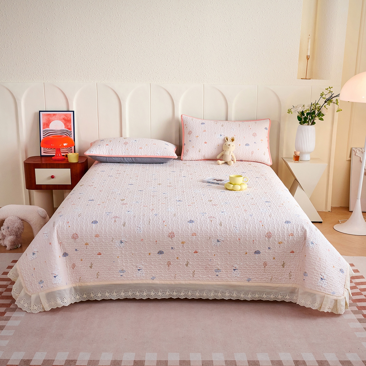 91家纺网 家纺一手货源 找家纺 拾小柒 2026年新款全棉双层纱床盖花边法式中古奶油风防滑床盖三件套 萌趣森林粉