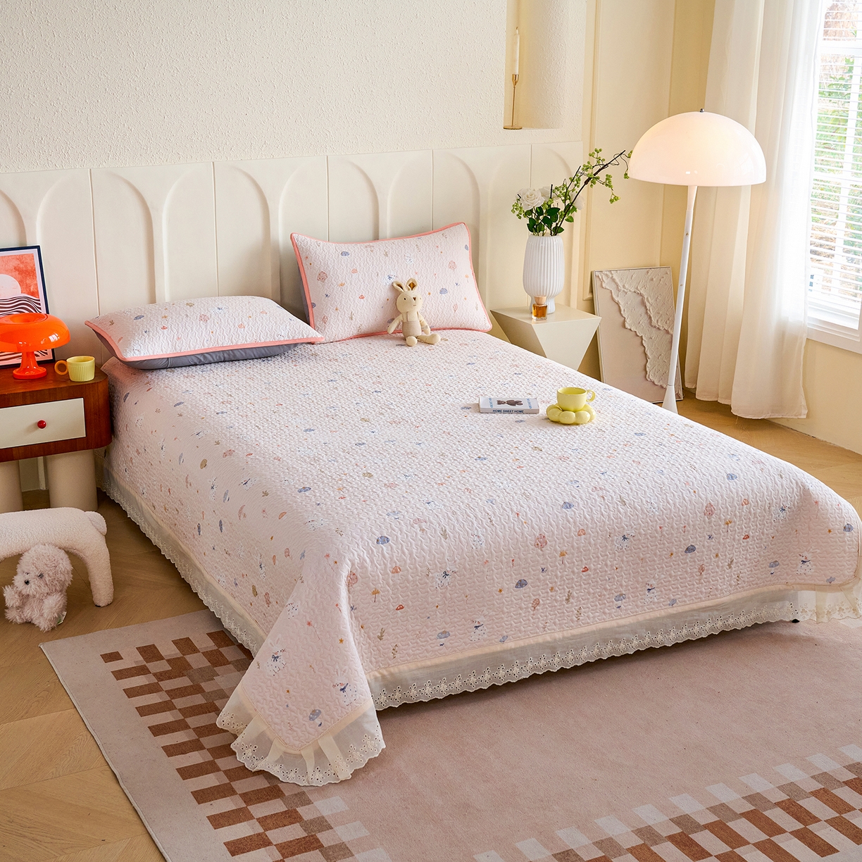 91家纺网 家纺一手货源 找家纺 拾小柒 2026年新款全棉双层纱床盖花边法式中古奶油风防滑床盖三件套 萌趣森林粉