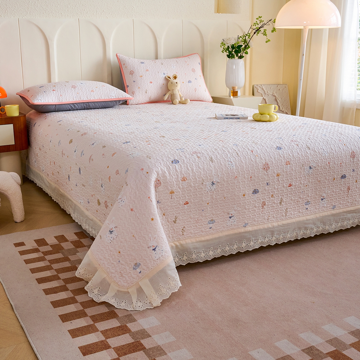 91家纺网 家纺一手货源 找家纺 拾小柒 2026年新款全棉双层纱床盖花边法式中古奶油风防滑床盖三件套 萌趣森林粉