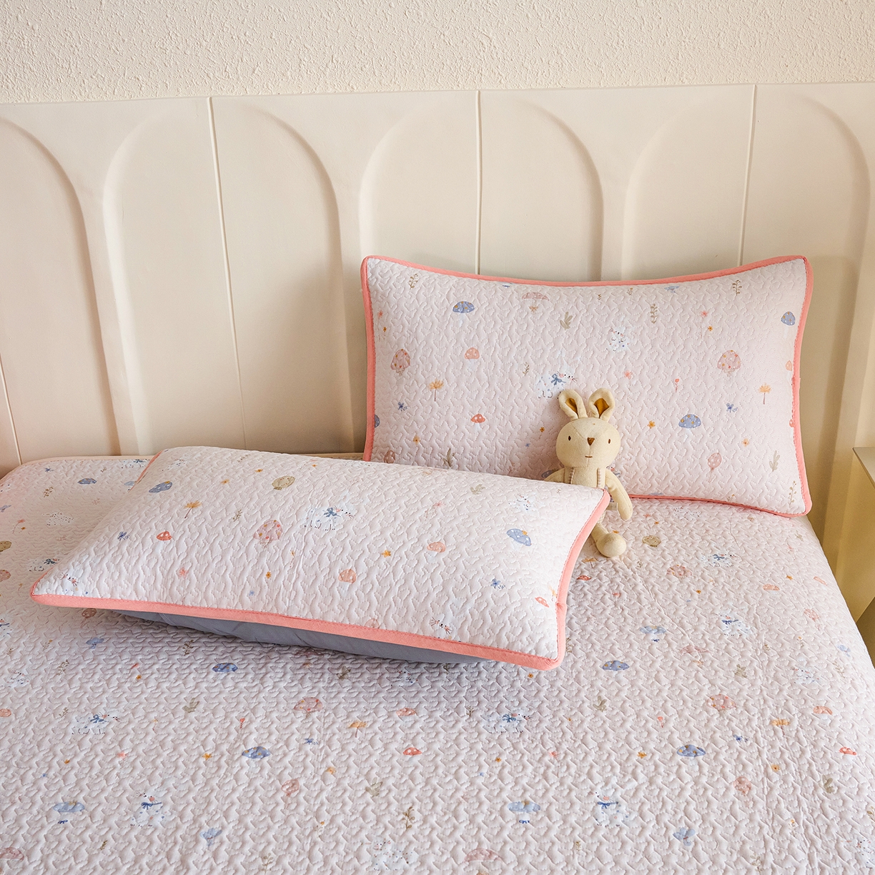 91家纺网 家纺一手货源 找家纺 拾小柒 2026年新款全棉双层纱床盖花边法式中古奶油风防滑床盖三件套 萌趣森林粉