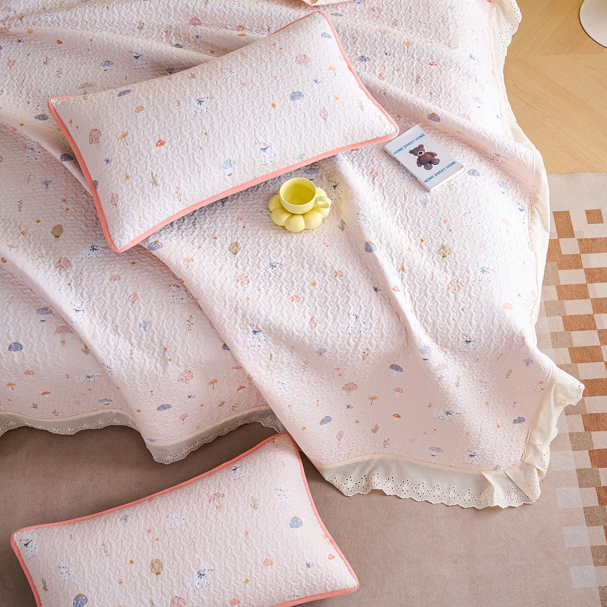 91家纺网 家纺一手货源 找家纺 拾小柒 2026年新款全棉双层纱床盖花边法式中古奶油风防滑床盖三件套 萌趣森林粉